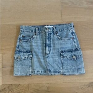 Aritzia 90’s Mid Rise Cargo Denim Mini Skirt